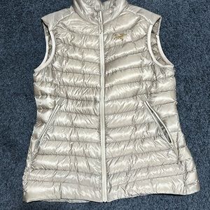 Beautiful vest in a champagne colour. Only worn a couple of times.